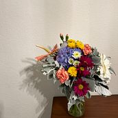 My first bouquet ever . Interior Design, L, scape Architecture, Decoration, DIY, Floral, and Plant Design project by Mayra Cantú - 10.11.2023