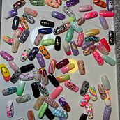 Mi proyecto del curso: Introducción al nail art Ein Projekt aus dem Bereich Design, Traditionelle Illustration, Malerei, Musterdesign und Dekoratives Malen von Fer Nanda - 11.10.2023