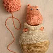 Hippo 2D. Un progetto di Design di accessori, Artigianato, Fiber Art, Uncinetto e Textile Design di queeuee - 11.10.2023