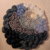 "Moonglow", My project for course: Circular Weaving for Colorful Wall Decor. Een project van Craft, Interieurontwerp, Patroonontwerp, Textiel, Weven y Textielontwerp van tootsweet_2 - 27.09.2023