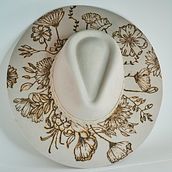 Belle - A Wood-burned Embellished Hats. Un proyecto de Artesanía de Phillinda Roy - 18.10.2023