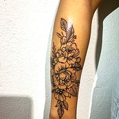 Il mio progetto del corso: Tatuaggio botanico con puntinismo. Traditional illustration, Tattoo Design, and Botanical Illustration project by Ana Tekoglu - 10.22.2023