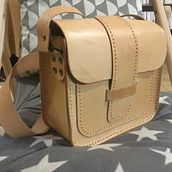 Mon projet du cours : Création artisanale de sacs en cuir pour les débutants. Design, Accessor, Design, Arts, Crafts, and Sewing project by lorecrea - 10.21.2023