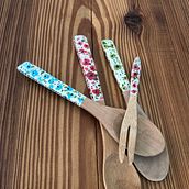 Mi proyecto del curso: Pintura sobre madera: decora tus utensilios Ein Projekt aus dem Bereich H, werk, Malerei, Musterdesign, Malerei mit Acr, l, Botanische Illustration, DIY und Dekoratives Malen von Valentina Fantoni - 27.10.2023