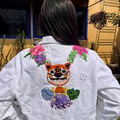 Mi proyecto del curso: Diseño de moda: pintura y bordado sobre prendas. Un proyecto de Pintura, Diseño de moda, Bordado, DIY, Upc, cling y Diseño textil de gamez_acedo - 25.10.2023