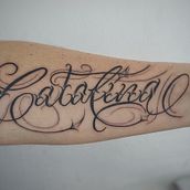 Mi proyecto del curso: Tatuaje a mano alzada de letras cursivas. Lettering, and Tattoo Design project by Hilën Sofia Demare - 10.31.2023