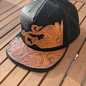 Tooled Leather Cap. Un projet de Artisanat , et Créativité de christinamarmelade - 17.05.2023