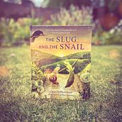 The Slug and The Snail . Un progetto di Illustrazione infantile, Illustrazione tradizionale, Illustrazione digitale, Character design e Arte concettuale di Olya Anima - 02.11.2023