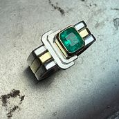 Custom Two-toned stack ring with Colombian Emerald. Design de joias, Consultoria criativa, Design, Design de produtos, e Retail Design projeto de kai - 03.11.2023