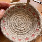 Mi proyecto del curso: Cestería para principiantes: la técnica de espiral. Un proyecto de Diseño de complementos, Artesanía, Diseño de moda, Tejido y Diseño textil de aracknitta - 04.11.2023