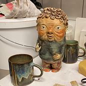 Ceramic Character Design: Explore Color and Texture: The granny. Un proyecto de Diseño de personajes, Artesanía, Bellas Artes, Escultura y Cerámica de Annu Tertsonen - 30.10.2023