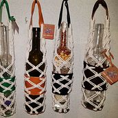 botellas con cuero y macrame. Un projet de Design  , et Macramé de gabriela cozzani - 05.11.2023