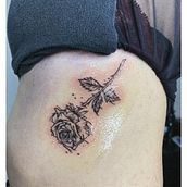 Meu projeto do curso: Tatuagem botânica com pontilhismo. Een project van Traditionele illustratie,  Tatoeageontwerp y  Botanische illustratie van Kelly Yuri Hara - 06.11.2023