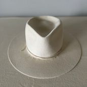 My project for course: Modern Hatmaking Ein Projekt aus dem Bereich Erweiterungsentwicklung, Modedesign, Weben und Nadelfilzen von evanmg - 09.11.2023