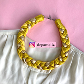 COLLAR TEXTIL / YELLOW. Un proyecto de Diseño de jo, as, Diseño textil, Diseño y Diseño de moda de Pamela Bello - 09.11.2023