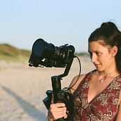 Dirección de arte y vestuario . Un projet de Cinéma, vidéo et télévision, Direction artistique, Création de costumes, Conception de personnages, Scénographie, Cinéma , et Vidéo de Macarena Delucchi - 09.11.2023