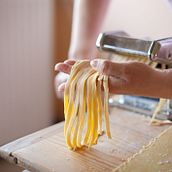 Emprendimiento para una fabrica de fideos: "Innovación en Fideos: Creando Tradición a Través del Sabor" . % franklin_marmol_sfm tarafından hazırlanan Pazarlama, Yaratıcılık, Ve Dijital Pazarlama projesi - 11.11.2023