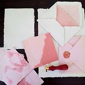 Mi proyecto del curso: Papel reciclado hecho a mano: crea un juego de papelería. Un projet de Artisanat, Beaux Arts, Papercraft, Reliure, DIY , et Design de papeterie de caro.silva.h - 15.11.1984