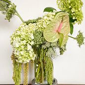 My project for course: Design and Creation of Floral Compositions. Un progetto di Design floreale e vegetale, Interior design, Paesaggismo, Interior Design e DIY di syafina irawan - 05.11.2023