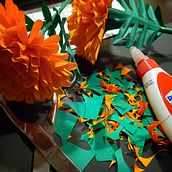 Arreglos florales con flores de papel bond.. Un projet de Papercraft de Karina Jiménez - 18.11.2023