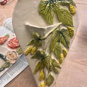 Hop Bine ceramic wall vase. Un progetto di Artigianato di Bronwyn Beattie - 18.11.2023