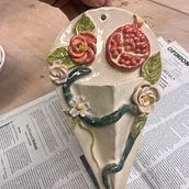 Eden Wall Pocket Vase Ceramic. Un progetto di Artigianato di Bronwyn Beattie - 18.11.2023