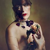 Duela, dure o muera. Mi proyecto del curso: Fotografía fine art: autorretratos llenos de simbolismo. Photograph, Photograph, Post-production, Photo Retouching, Portrait Photograph, Studio Photograph, Fine-Art Photograph, Photomontage, and Self-Portrait Photograph project by Yolanda Martínez Fernández - 11.08.2023