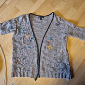 Mein Abschlussprojekt für den Kurs: Visible Mending: verleihe deiner gestrickten Kleidung Farbe. Fashion Design, Embroidery, Sewing, Fiber Arts, Upcycling, Weaving, and Textile Design project by Regina Kaatz - 11.21.2023