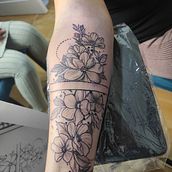 Mein Abschlussprojekt für den Kurs: Botanisches Tattoo mit Pointillismus. Traditional illustration, Tattoo Design, and Botanical Illustration project by Rafal Plich - 11.20.2023