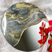 Il mio progetto: arte della resina applicata allo specchio. Un projet de Artisanat, Design, Fabrication de mobilier, Design d'intérieur, Conception de produits , et DIY de Morena Mellone - 25.11.2023