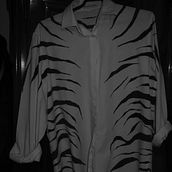 Zebra handpaint shirt Ein Projekt aus dem Bereich Modedesign, Musterdesign und Textildesign von Antonio - 28.11.2023