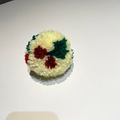 My project for course: Pom-Pom Design and Creation_TRIAL DESIGN (HOLLY). Arts, Crafts, Decoration, DIY, and Textile Design project by Emie Yourd - 11.29.2023