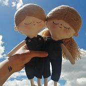 Anastasia y Valentín . Un progetto di Artigianato, Design di giocattoli, Social media, Fotografia con smartphone, Fotografia di prodotti, Cucito, Fotografia per Instagram, Modellistica e confezione sartoriale di Jacqueline Giraldo - 25.11.2023