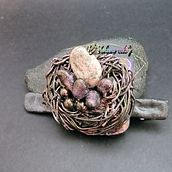 Cuckoo's egg in a nest hair clip . % Becca Ross tarafından hazırlanan Sanat ve El Sanatları, Mücevher Tasarımı, He, Ve kel projesi - 11.30.2023