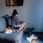 Libros y gatos . Un projet de Photographie de portrait, Photographie artistique , et Photographie lifestyle de Israel Jaimes - 02.12.2023