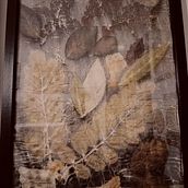 ECOPRINTING CON FOGLIE. Un progetto di Design di accessori, Artigianato, Fashion design, Fiber Art, DIY, Tintura tessile, Design floreale e vegetale, Stampa tessile e Textile Design di Laura Piacentini - 03.12.2023