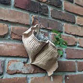 Terra Cotta sculptural wall pot. Een project van Craft van Jason Gibbs - 12.12.2023