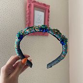 Mi proyecto del curso: Bordado con pedrería: crea accesorios para el pelo. Een project van Ontwerp van accessoires, Craft, Sieradenontwerp,  Modeontwerp, Borduurwerk, DIY y Textielontwerp van Lu Lecuima - 15.12.2023