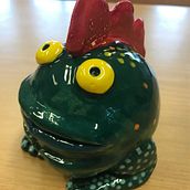 Création de personnages en céramique : grenouille à crête. Character Design, Arts, Crafts, Fine Arts, Sculpture, Ceramics, Creativit, and Creating with Kids project by delphesebelmann - 12.21.2023