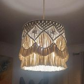 Meu projeto do curso: Design de lustres com macramê. Un projet de Artisanat, Décoration d'intérieur, Art textile, Macramé , et Design textile de Vera Júnior - 26.12.2023