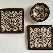 My project for course: Decoration Techniques for Ceramics: Sgraffito and Underglaze. Traditional illustration, Arts, Crafts, Fine Arts, Ceramics, and Decorative Painting project by sudhahajela - 12.26.2023