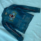 Mi proyecto del curso: Diseño de moda: pintura y bordado sobre prendas. Een project van Schilderij,  Modeontwerp, Borduurwerk, DIY, Upc, cling y Textielontwerp van Maya Sucerquia - 27.12.2023