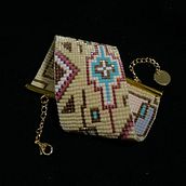Mi proyecto del curso: Diseño de accesorios con cuentas: teje patrones elegantes. Un progetto di Design di accessori, Artigianato, Design di gioielli e Fiber Art di Monica Palma - 30.12.2023