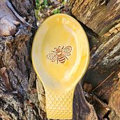 Bee Spoon Rest . Projekt z dziedziny Ceramika użytkownika bigdogpots - 29.12.2023