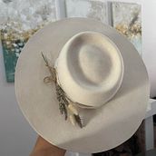 Mi proyecto del curso: Confección de sombreros modernos. Design de acessórios, Design de moda, Tecido, e Feltragem com agulha projeto de Sol Girardi - 31.12.2023