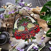 Daymoth Stained Glass Suncatcher. Un projet de Artisanat de tkinsmanart - 06.01.2024