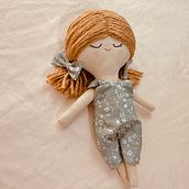 Mi proyecto del curso: Muñecos de tela: diseño, costura y creación de contenido. Un progetto di Artigianato, Design di giocattoli, Social media, Fotografia con smartphone, Fotografia di prodotti, Cucito, Fotografia per Instagram, Modellistica e confezione sartoriale di Margarita Maya - 02.01.2024