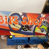 Sign for local bike shop with psychedelic theme. Een project van Schilderij y  Ontwerp van Lianna Mae Smith - 04.01.2024
