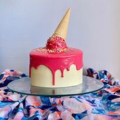 Ice cream melted cake. Sculpture, Product Photograph, and Creativit project by zuzanna_tredewicz - 01.11.2024