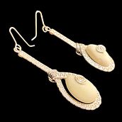 BStone Art Bodrum - Handmade Earrings - White natural stone wrapped with real silver wire (925).. Un projet de Artisanat , et Design de bijoux de Sabine Kalkan-Anders - 13.01.2024